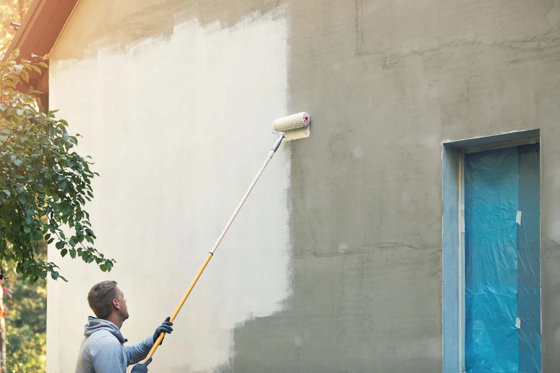 Pintor trabajando en una fachada en Alcalá